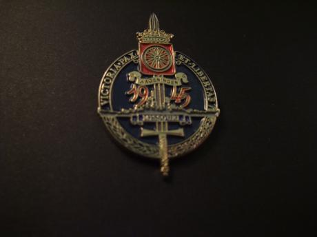 Victoria Pax et, Libertas draagspeld uitgereikt door het Nationale Comite herdenking Capitulatie 1945 aan het Zeekadettenkorps bij het bevrijdings defile te Wageningen